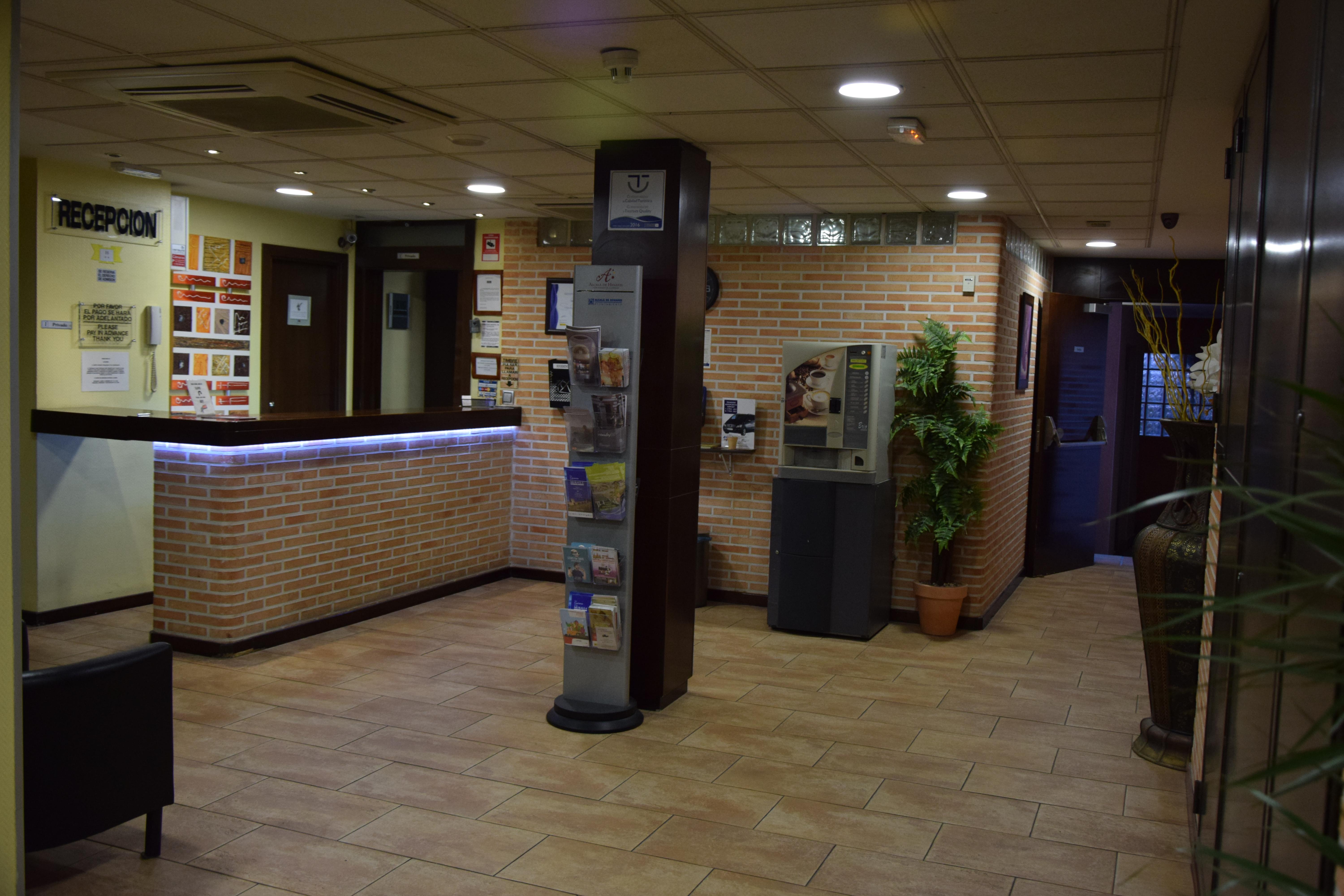 孔普卢顿酒店 阿尔卡拉德荷那利斯 外观 照片