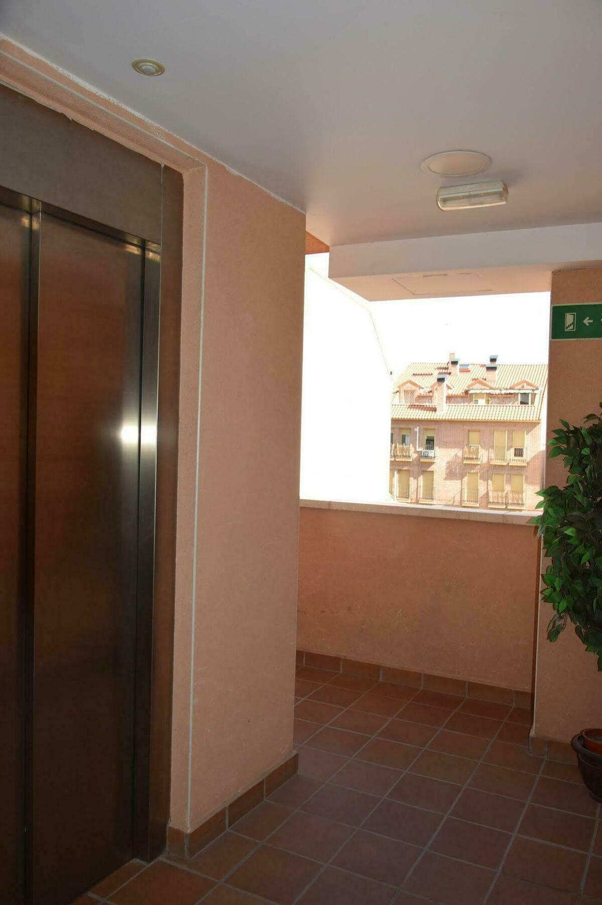 孔普卢顿酒店 阿尔卡拉德荷那利斯 外观 照片